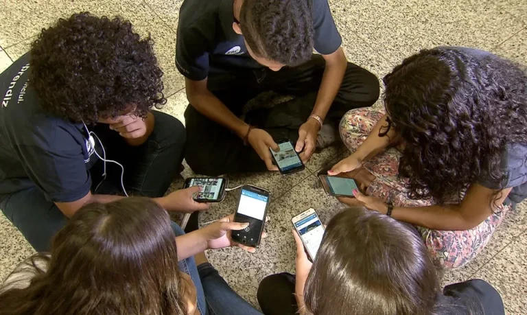 Proibição do uso de celular nas escolas: veja repercussão entre prefeituras e Estado