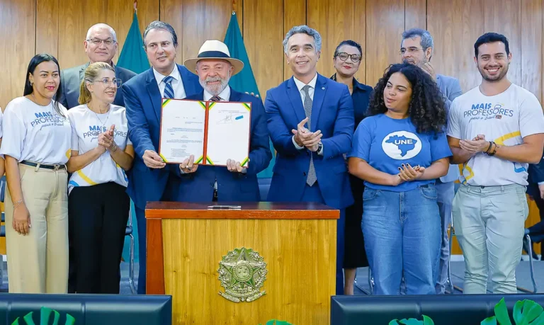 Governo cria bolsa de R$ 1.050 a estudante que optar pela licenciatura