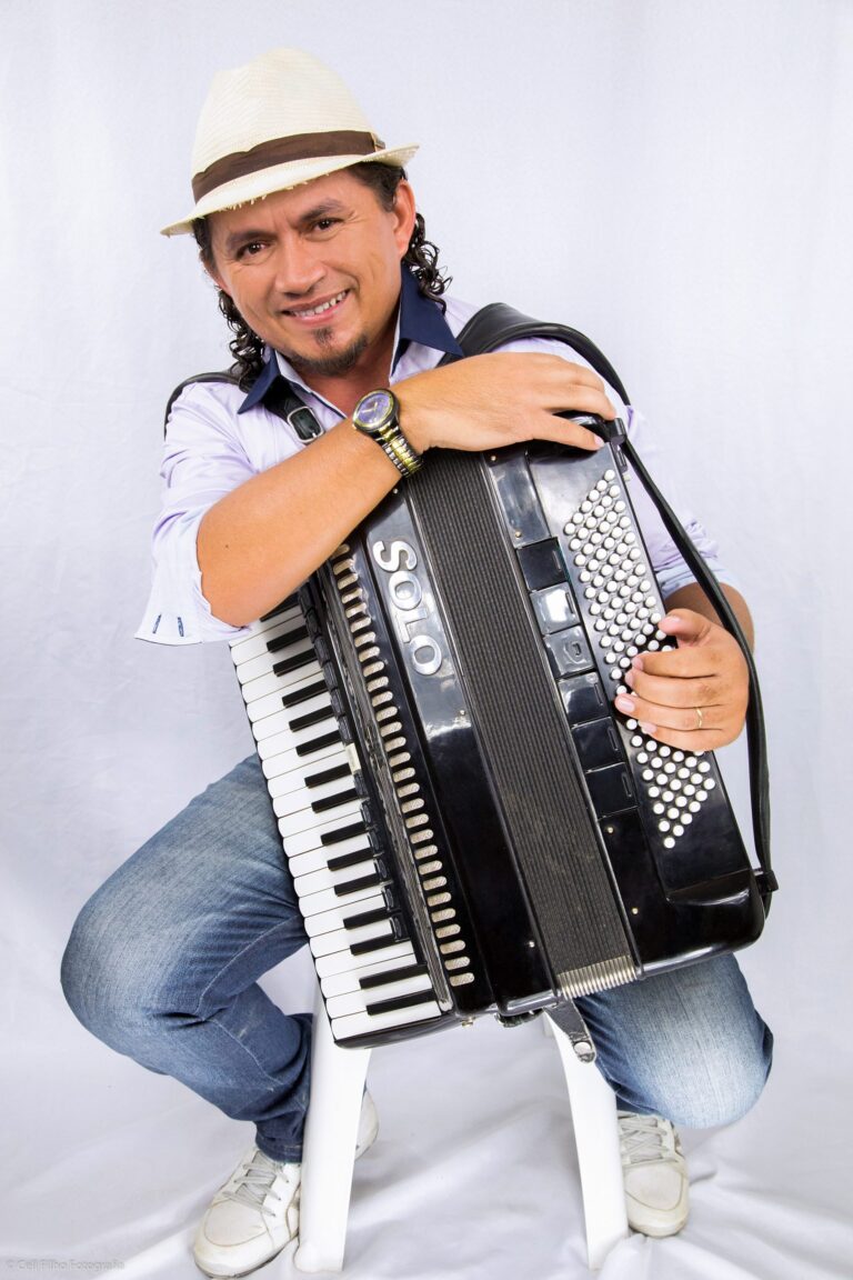 Biografia. O cantor, compositor e sanfoneiro pernambucano Elmo Oliveira é filho do sanfoneiro, acompanhou o pai desde cedo nos “forrós de latada” das redondezas.