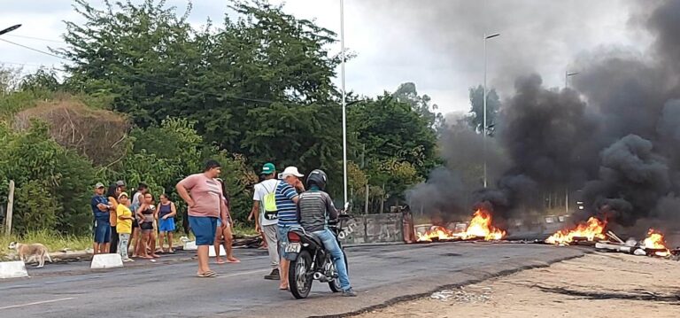 Ouricuri: Moradores do Residencial são Sebastião fazem protesto devido a falta de água da Compesa
