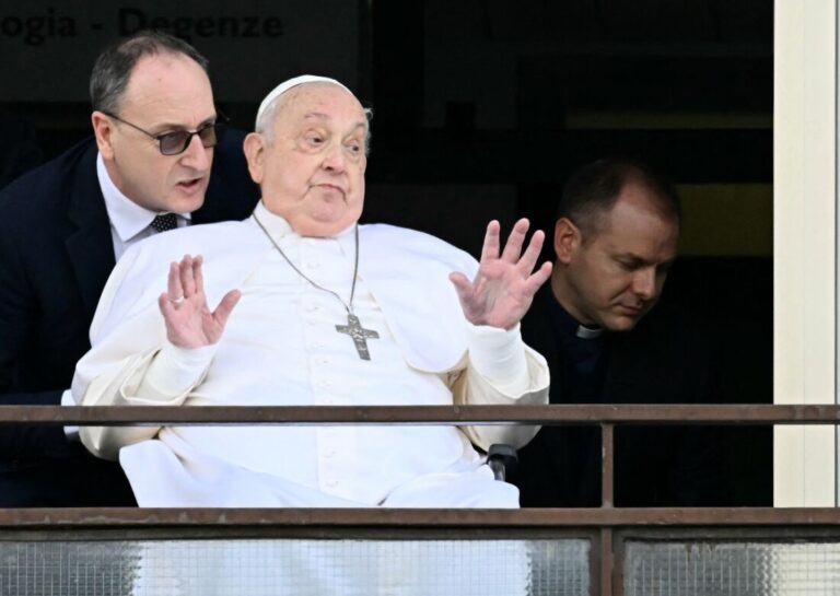 Papa Francisco recebe alta hospitalar e volta a fazer uma aparição pública após quase 40 dias