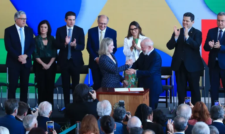 Gleisi Hoffmann e Alexandre Padilha tomam posse como ministros