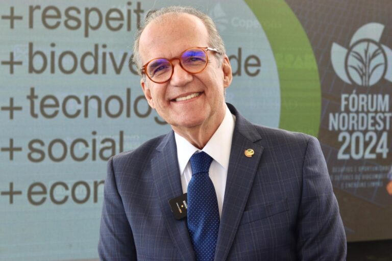 Dueire instala gabinete do Senado no sertão de PE