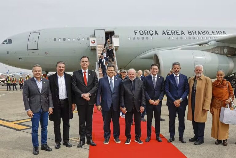 Lula volta a Brasília sob expectativas de novas mudanças no seu ministério