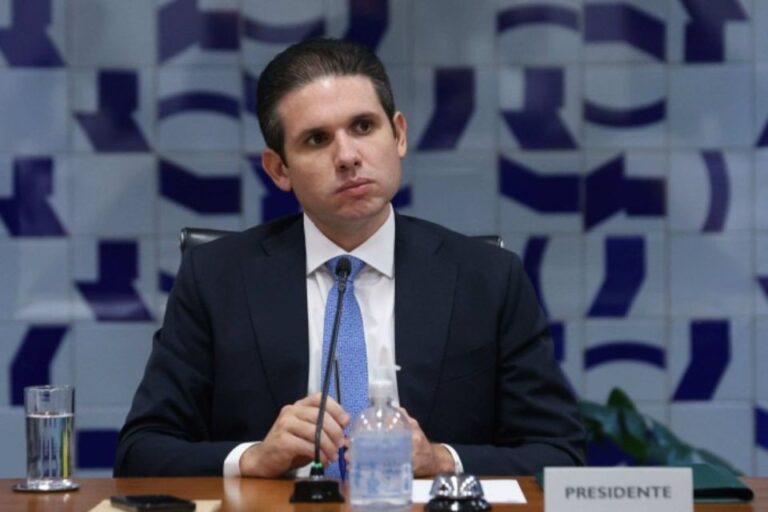 Hugo Motta é alvo de pressão por projeto da anistia