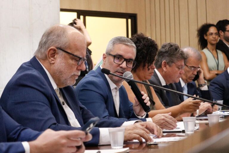 Deputados, professores e estudantes pressionam secretário de Educação em audiência na Alepe