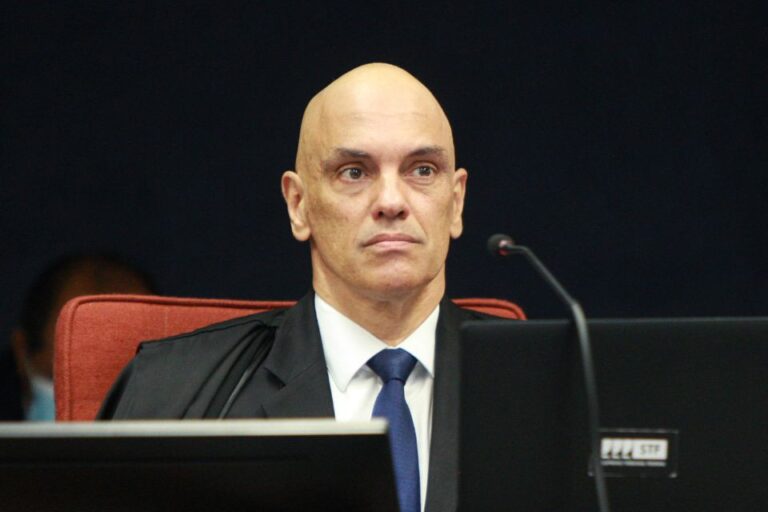 Moraes tem ‘poderes excessivos’ e STF enfrenta ‘crescentes questionamentos’, diz revista