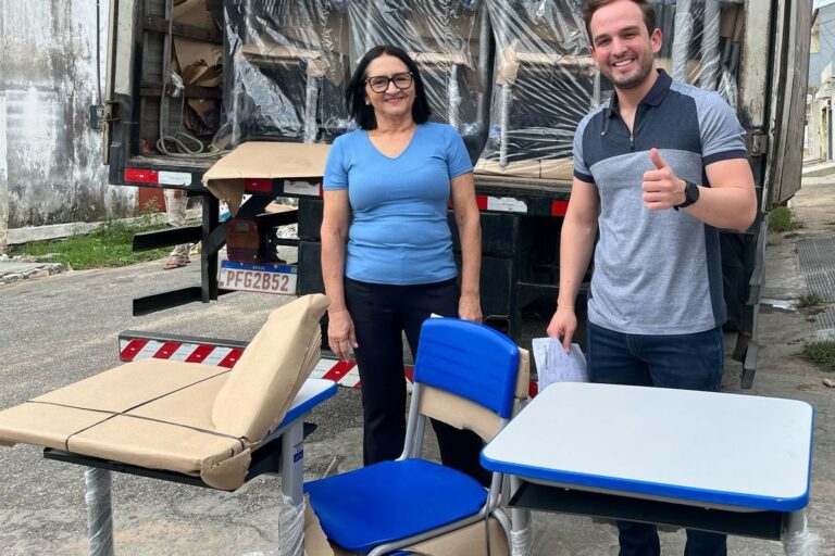 Prefeitura de Ouricuri adquire mais de 500 conjuntos de carteiras e cadeiras escolares para rede municipal de ensino