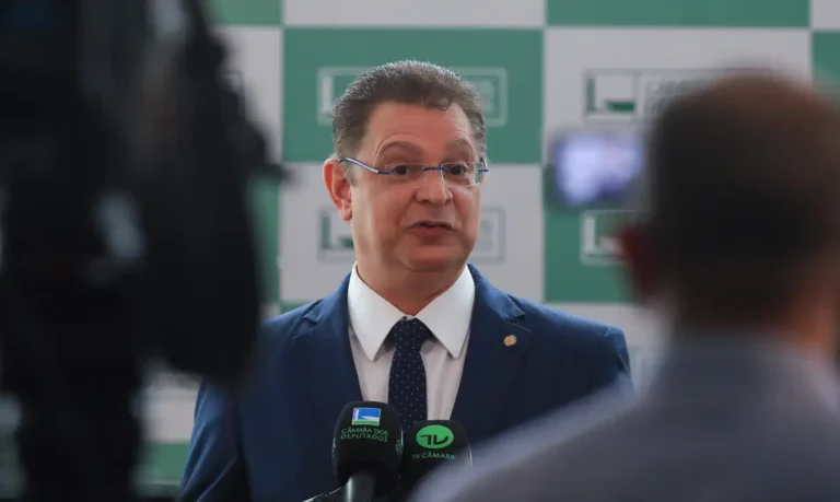 Deputados pedem urgência para votar anistia do 8 de janeiro