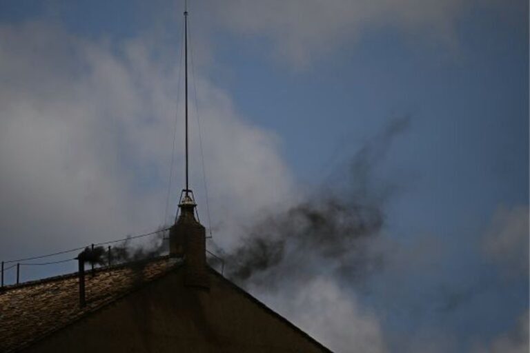Segundo dia de conclave começa com fumaça preta e sem escolha do novo papa