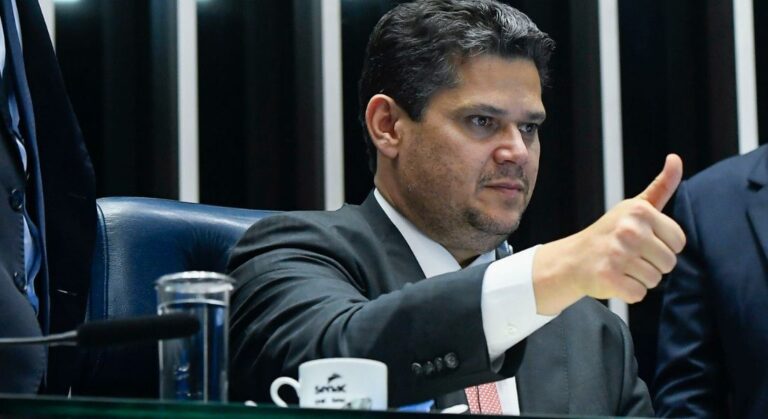 Alcolumbre não tem pressa no aumento do número de deputados. Entenda