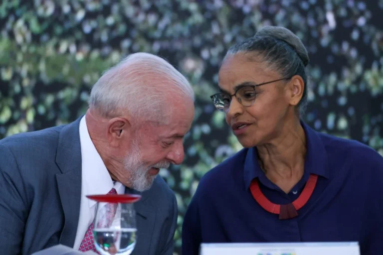 Lula fala com Marina Silva pelo telefone após bate-boca no Senado