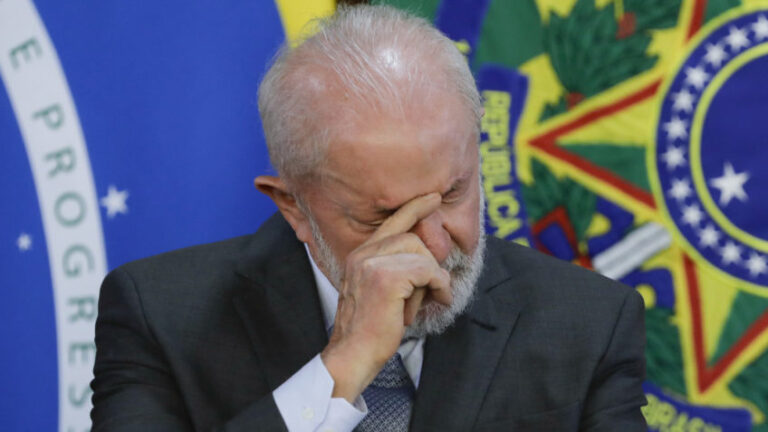 Governo Lula é desaprovado por 56,7%, diz Paraná Pesquisas