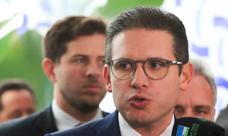 Hugo Motta encaminha processo de cassação de Carla Zambelli à CCJ