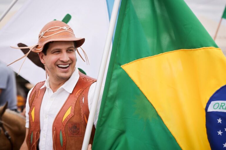 João Campos participa da 55ª edição da Missa do Vaqueiro em Serrita