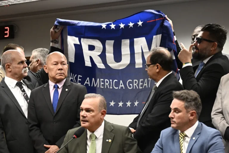 Deputados da oposição exibem bandeira de Trump em reunião na Câmara