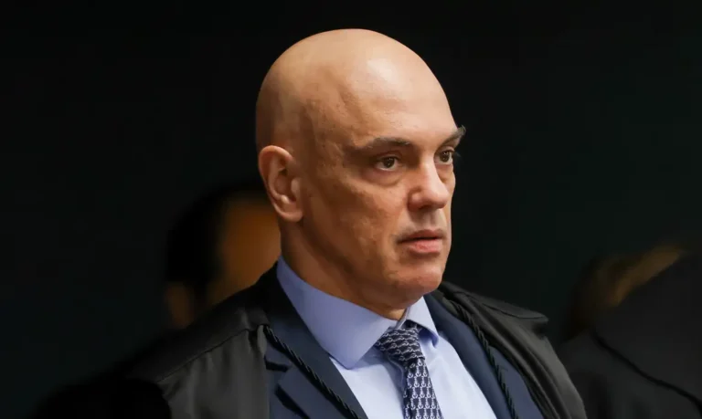Moraes determina que Polícia Penal vigie Bolsonaro em tempo integral