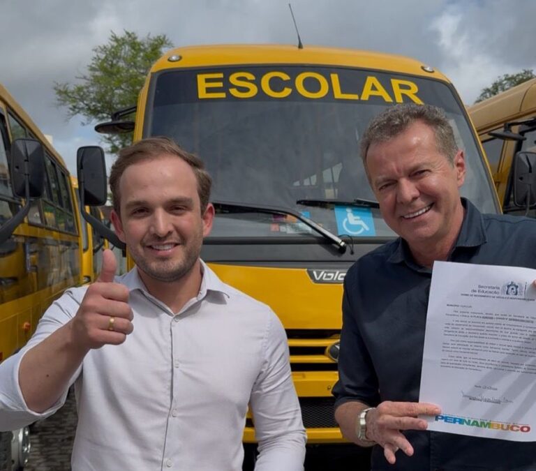 Frota escolar de Ouricuri ganha dois ônibus modernos e adaptados para ampliar o transporte dos alunos