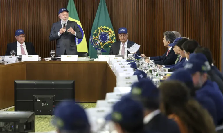 Em reunião ministerial, Lula critica Trump e defende soberania do país