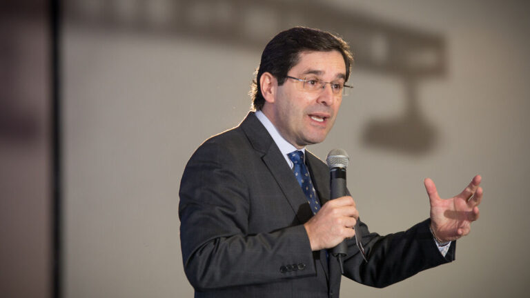 Bob Floriano, voz do comercial das Casas Bahia, morre aos 64 anos