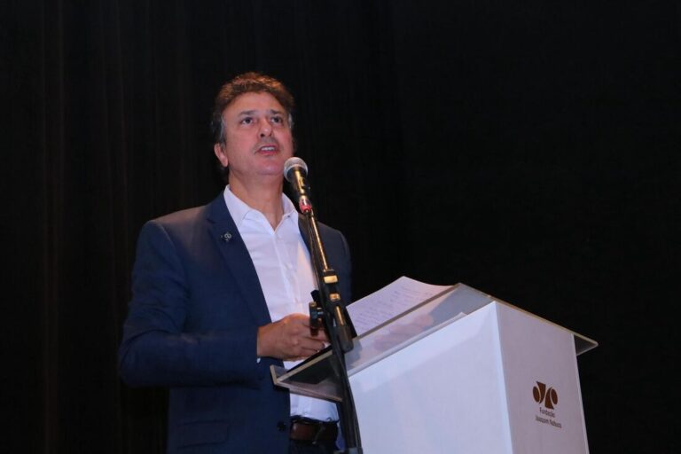 “Ao contrário”, diz Camilo Santana sobre afastamento de Raquel Lyra