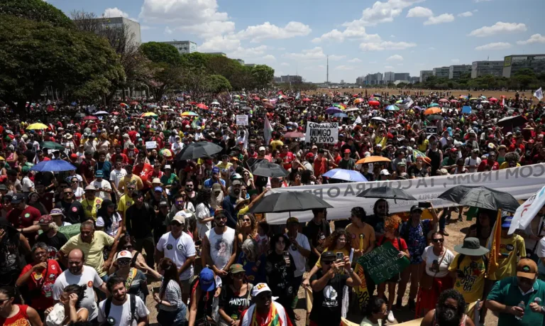 Milhares de pessoas protestam em todo o país contra a PEC da Blindagem