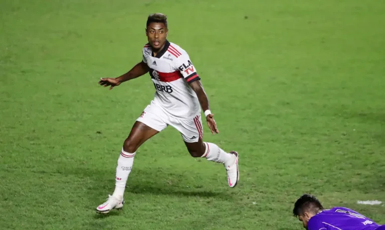 Bruno Henrique é condenado no STJD e está suspenso por 12 jogos