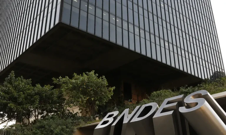 Exportadores afetados pelo tarifaço já podem pedir crédito do BNDES