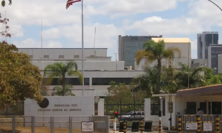 Embaixada dos EUA no Brasil replica mensagem que ameaça Moraes