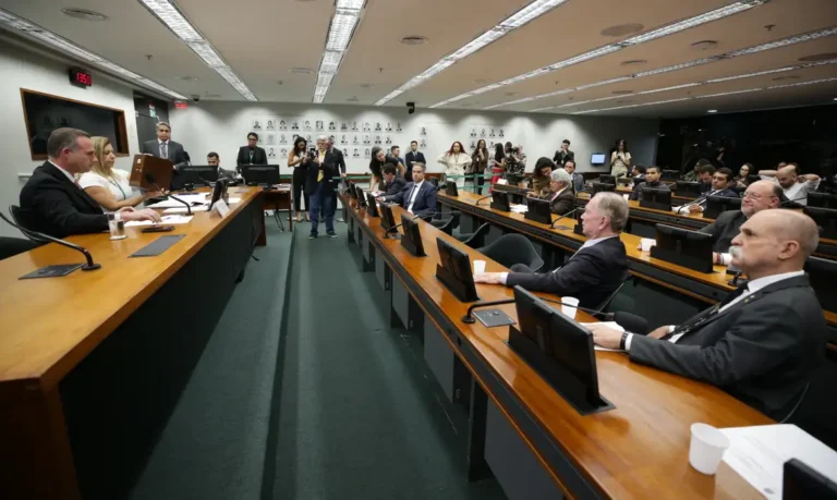 Câmara abre processo que pode cassar mandato de Eduardo Bolsonaro