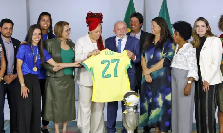 Lula vai encaminhar ao Congresso projeto que prioriza futebol feminino