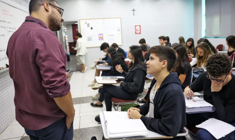 No Dia dos Professores, começa a emissão da Carteira Nacional Docente