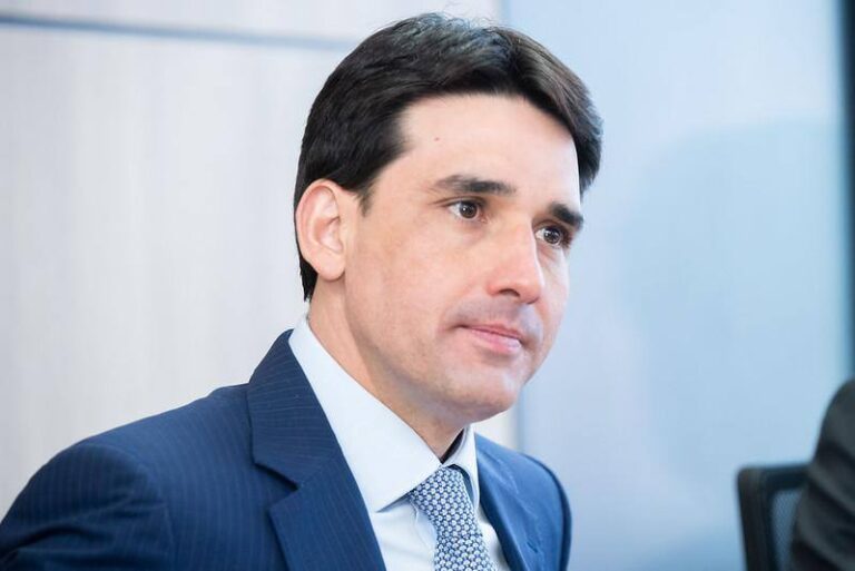 “É inacreditável a decisão de Raquel Lyra de recusar recursos federais e optar por empréstimos para custear o aeroporto de Caruaru”, diz Silvio Costa Filho