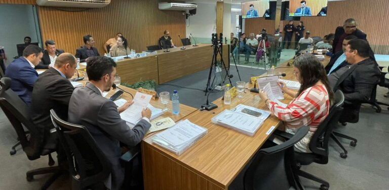 Câmara Municipal de Ouricuri. Regulamentação quanto ao uso de veículos com placas vermelhas, limpeza de barragens, iluminação e saneamento básico foram pautas aprovadas pelos vereadores