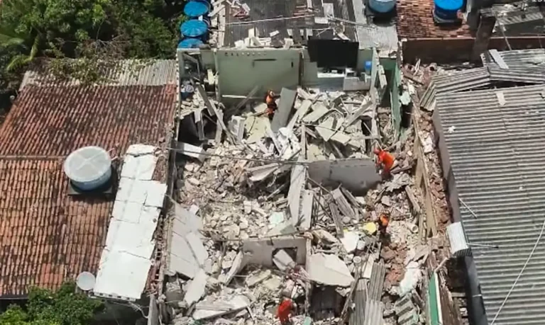 Desabamento em Olinda deixa dois mortos e dez feridos