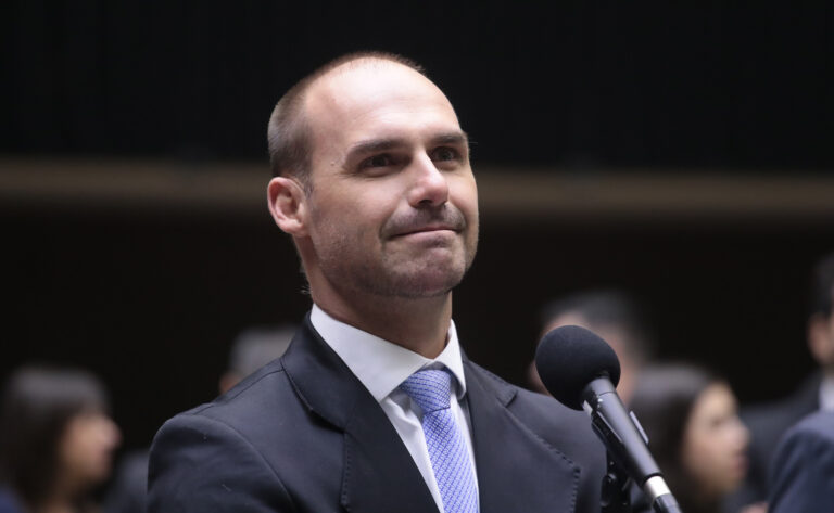 Eduardo Bolsonaro diz que, sem o pai, será candidato ao Planalto em 2026 e que fará campanha dos EUA