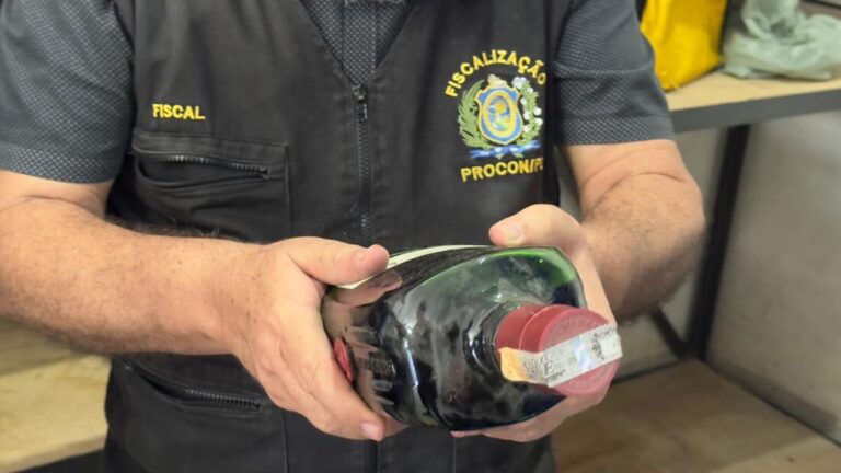 Procon-PE notifica depósitos de bebidas durante fiscalização de combate a produtos adulterados