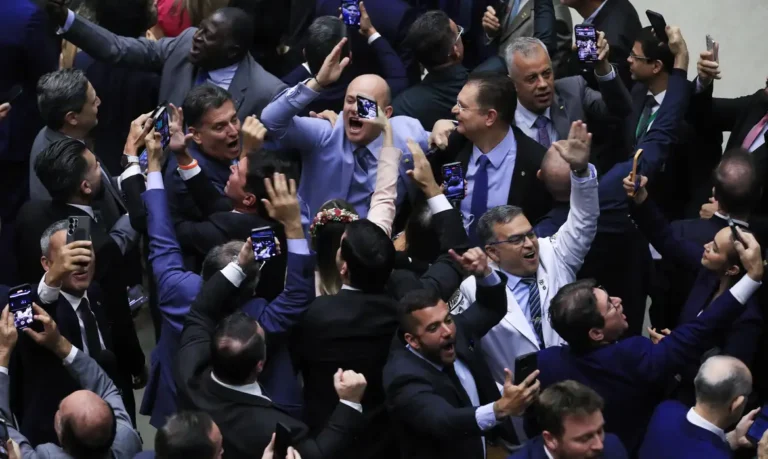 Câmara aprova projeto que dificulta aborto legal em crianças e adolescentes vítimas de abuso