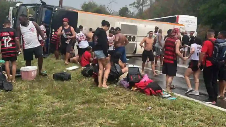 Polícia do Rio investiga acidente de ônibus com torcedores do Flamengo