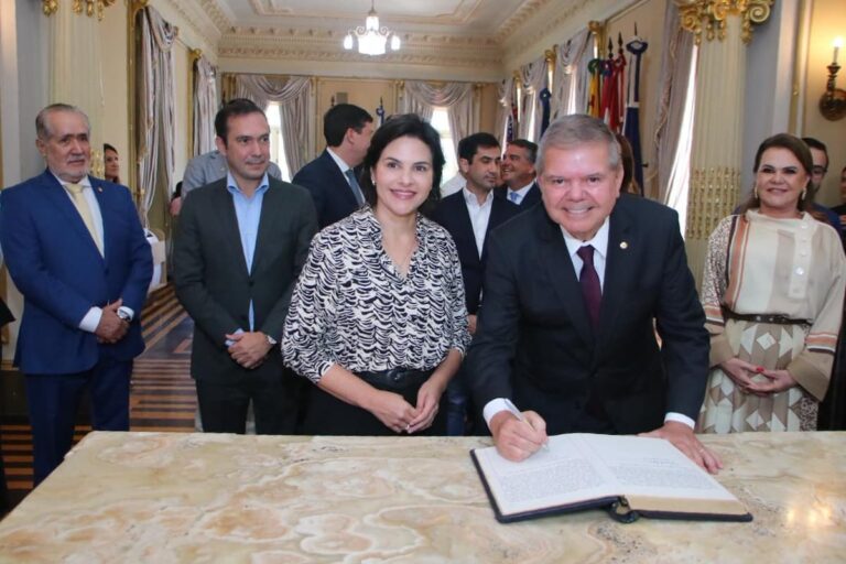 Priscila Krause transmite comando de Pernambuco ao presidente do TJPE, Ricardo Paes Barreto