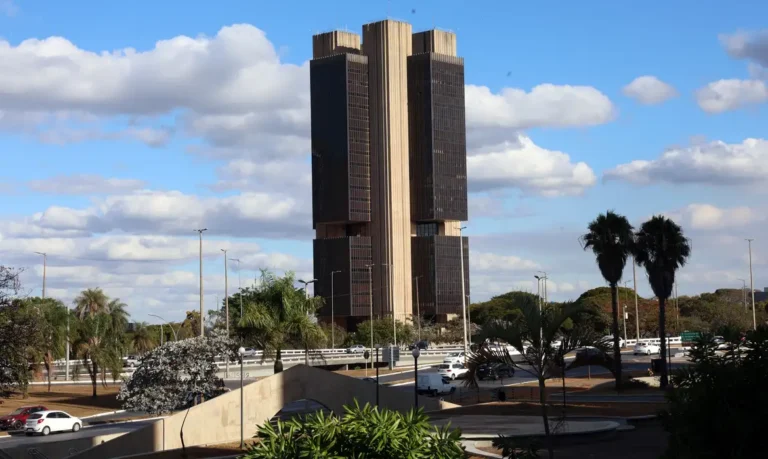 Pela terceira vez seguida, Banco Central mantém Selic em 15% ao ano