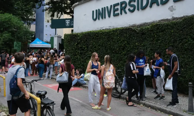 Enem: 1º dia mais difícil dos últimos anos, avalia diretor de escola