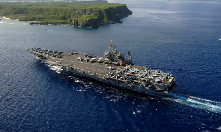 Venezuela entra em alerta máximo com chegada de porta-aviões ao Caribe