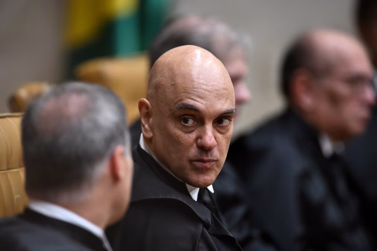 Moraes diz que ministros podem ser acionistas de empresas e receber por palestras